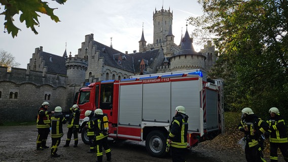 Feuerwehrleute bei einer Übung an der Marienburg in der Region Hannover. © NDR Foto: Bernd Reiser