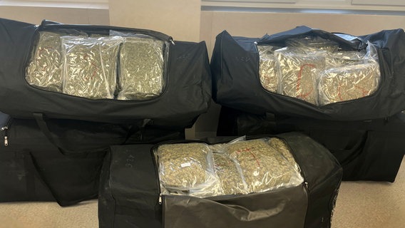 Taschen mit rund 160 Kilogramm beschlagnahmten Marihuana © Landeskriminalamt Niedersachsen 