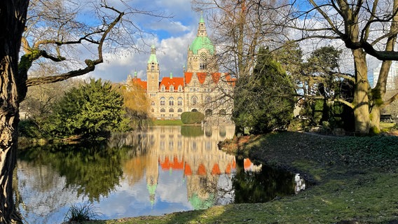 Das neue Rathaus im Maschpark von Hannover erstrahlt im Sonnenlicht. © NDR Foto: Marc Wichert