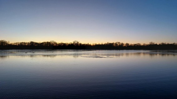 Wolkenloser Himmel und Sonnenuntergang am Maschsee in Hannover. © NDR Foto: Alicia Lippke