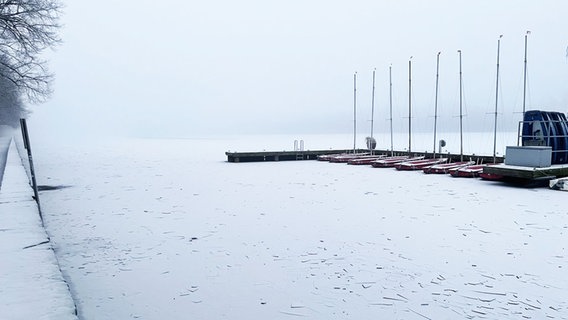 Eine Eisschicht hat sich auf dem Maschsee in Hannover gebildet. © NDR Foto: Marc Wichert