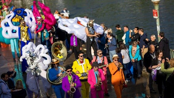 Kostümierte Darsteller gehen bei der Eröffnung vom 36. Maschseefest am Maschsee-Nordufer entlang. © Moritz Frankenberg/dpa Foto: Moritz Frankenberg