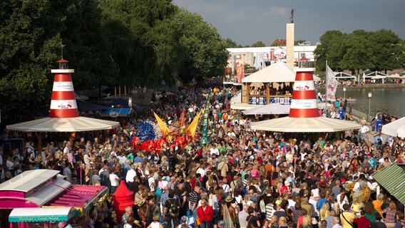 Besucher strömen kurz nach Eröffnung des Maschseefestes auf das hannoversche Festgelände. © dpa Foto: Sebastian Kahnert