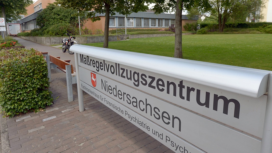 Ein Schild weist auf das Maßregelvollzugszentrum Niedersachsen in Moringen hin. 