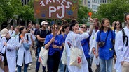Medizinstudenten demonstrieren in Hannover für bessere Bedingen im PJ. © NDR Foto: Christina Harland-Lange