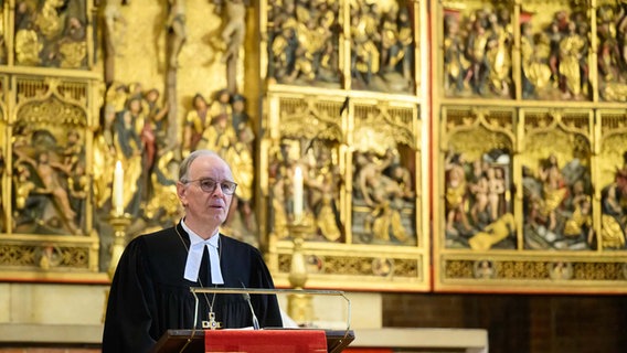 Ralf Meister, Landesbischof der evangelisch-lutherischen Landeskirche Hannover, spricht in der Marktkirche während eines Gottesdienstes. © dpa Foto: Julian Stratenschulte