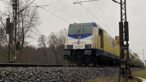 Ein liegen gebliebener Zug der Bahngesellschaft metronom steht auf einer Bahnstrecke. © picture alliance/dpa/TNN Foto: Marcus Golejewski