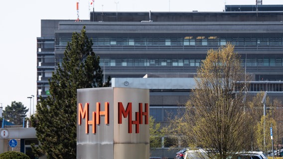 Ein Schild steht an der Haupteinfahrt der Medizinischen Hochschule Hannover (MHH). © picture alliance/dpa Foto: Julian Stratenschulte