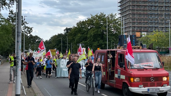 Beschäftigte der Medizinischen Hochschule Hannover (MHH) demonstrieren in Hannover. © NDR Foto: Marc Wichert