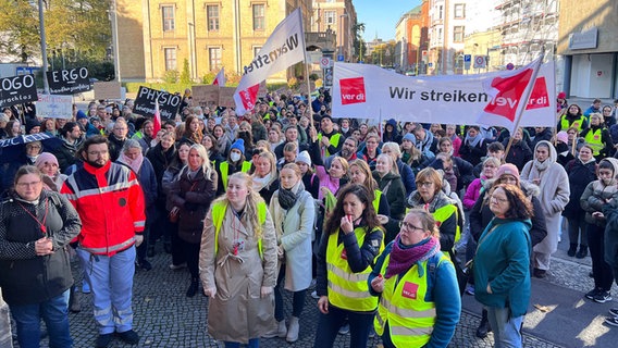 Mitarbeitende der MHH nehmen an einem Warnstreik in Hannover teil. © NDR Foto: Jule Lampe