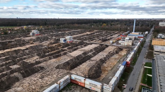 Das Neubaugebiet der MHH in Hannover aus der Luft betrachtet. Auf dem Gelände wird ein Blindgänger vermutet, Container sollen vor einer Detonation schützen. © Hannover Reporter 