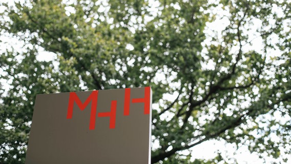 Das Logo der Medizinischen Hochschule Hannover (MHH) auf einer Außentafel. © NDR Foto: Julius Matuschik