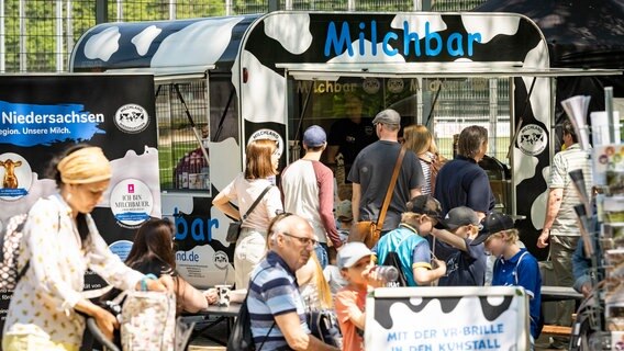 Viele Menschen nehmen an dem Milcherlebnistag der LVN teil. © Timo Jaworr Fotografie Foto: Timo Jaworr Fotografie