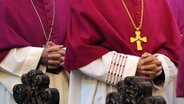 Hessen, Fulda: Bischöfe haben am beim feierlichen Eröffnungsgottesdienst der Herbstvollversammlung im Dom in Fulda die Hände gefaltet. © dpa-Bildfunk Foto:  Uwe Zucchi