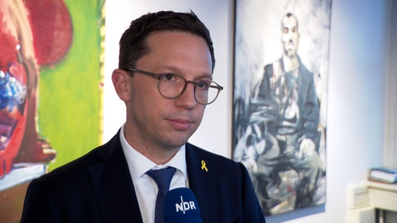 Wissenschaftsminister Falko Mohrs (SPD) spricht in einem Interview. © NDR 