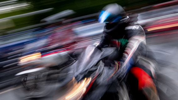 Motorradfahrer demonstrieren gegen Fahrverbote für Motorräder an Sonn- und Feiertagen. © dpa-Bildfunk Foto: Peter Steffen