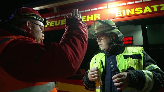 Das DRK Schaumburg probt in einer Nachtübung die Evakuierung eines Zuges. © NDR Foto: NDR