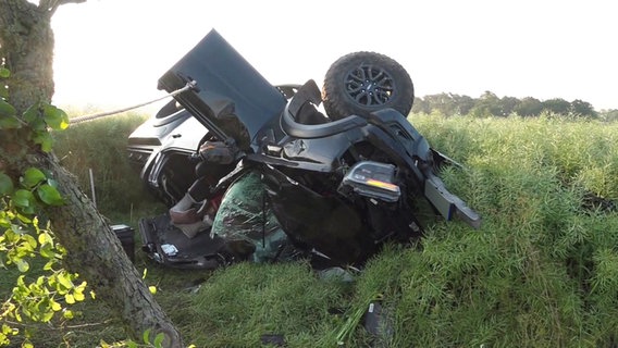 Ein Auto bei Neustadt am Rübenberge (Region Hannover) ist weitgehend zerstört. Der Fahrer wurde bei dem Unfall tödlich verletzt. © TeleNewsNetwork 