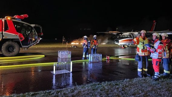 Rettungskräfte bei einer Notfallübung auf dem Flughafen Braunschweig-Wolfsburg © NDR Foto: Michael Brandt