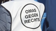 Demonstration gegen Rechtsextremismus in Hannover mit den "Omas gegen Rechts". © NDR 