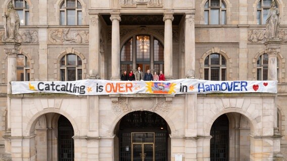 "Catcalling is over in Hannover" steht auf einem Banner am Neuen Rathaus Hannover. © Landeshauptstadt Hannover 