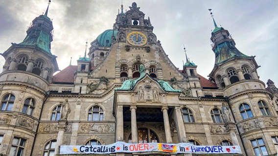 An dem Neuen Rathaus in Hannover hängt ein Banner mit der Aufschrift "Catcalling is over in Hannover". © NDR Foto: Tanja Niehoff