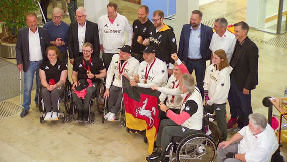 Rohlstuhlbasketballerinnen lassen sich bei einem Empfang in Hannover feiern. © NDR 