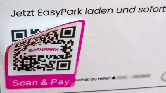 Auf einem Parkautomaten ist ein betrügerischer QR-Code über dem Original geklebt © Landeshauptstadt Hannover 