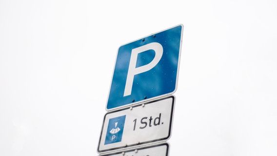 Ein Verkehrschild mit der Aufschrift: P mit einem Symbol für eine Parkscheibe 1 Std. © NDR Foto: Julius Matuschik