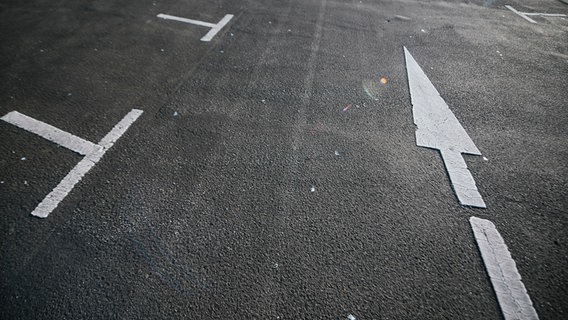 Ein Pfeil und Parkplatzmarkierungen auf dem Boden. © NDR Foto: Julius Matuschik