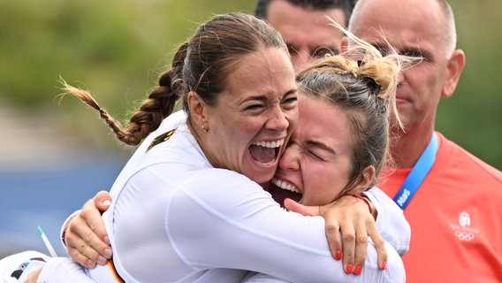 Paulina Paszek (li.) jubelt am 9. August 2024 mit Julie-Marie Hake nach dem Olympia-Finale im Kajak-Zweier über 500 Meter. Paszak und Hake gewannen Bronze. © picture alliance/dpa Foto: Sebastian Kahnert