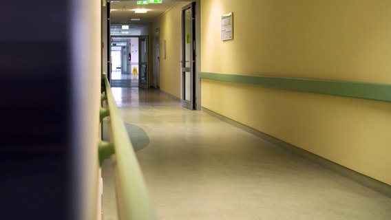 Ein leerer Krankenhausflur. © NDR 