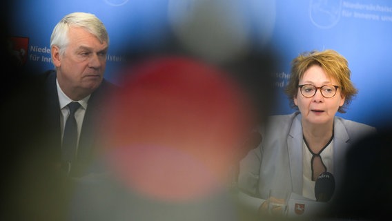 Hannover: Axel Brockmann (l), Landespolizeipräsident, und Daniela Behrens (SPD), Innenministerin Niedersachsen, informieren bei einer Pressekonferenz im Innenministerium über die Polizeiliche Kriminalstatistik 2024. © dpa-Bildfunk Foto: Julian Stratenschulte