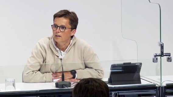 Government spokeswoman Anke Poerksen speaks during a press conference.  © NDR 