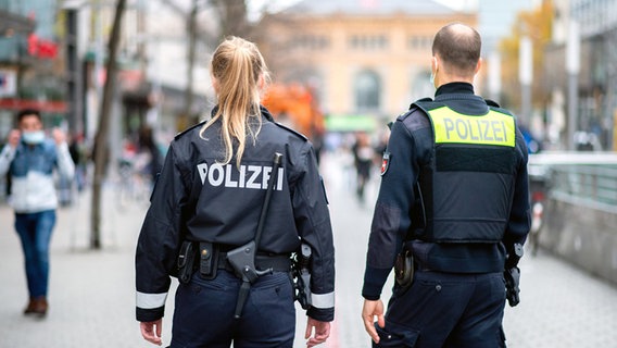 Corona Als Dienstunfall Polizeigewerkschaft Will Klagen Ndr De Nachrichten Niedersachsen