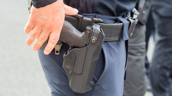 Ein Polizist trägt ein neues Standardgürtelholster mit seiner Dienstwaffe. © dpa-Bildfunk Foto: Julian Stratenschulte