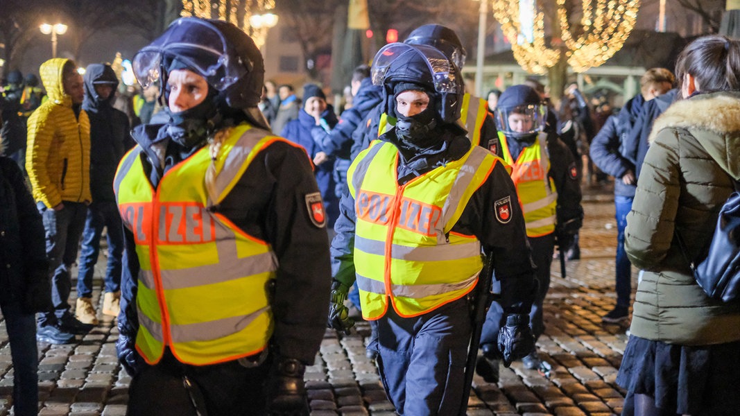 Angriffe Auf Einsatzkräfte An Silvester: Diskussion über Konsequenzen ...