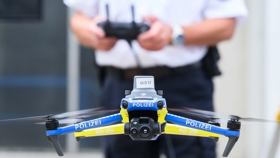 Eine Drohne der Polizei Niedersachsen fliegt in der ZPD Zentralen Polizeidirektion Niedersachsen. © dpa-Bildfunk Foto: Julian Stratenschult