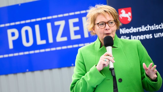 Daniela Behrens (SPD), Innenministerin Niedersachsen, spricht in der ZPD Zentralen Polizeidirektion Niedersachsen. © dpa-Bildfunk Foto: Julian Stratenschult