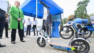 Daniela Behrens (SPD), Innenministerin Niedersachsen, steht in der ZPD Zentralen Polizeidirektion Niedersachsen neben einem E-Scooter der Polizei. © dpa-Bildfunk Foto: Julian Stratenschult