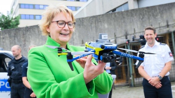 Daniela Behrens (SPD), niedersächsische Innenministerin, hält eine Drohne der Polizei Niedersachsen in der Zentralen Polizeidirektion Niedersachsen (ZPD). © picture-alliance/dpa Foto: Julian Stratenschulte