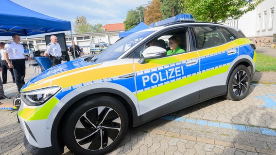 Daniela Behrens (SPD), Innenministerin Niedersachsen, sitzt in einem VW Elektroauto der Polizei in der ZPD Zentralen Polizeidirektion Niedersachsen. © dpa-Bildfunk Foto: Julian Stratenschulte