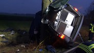 Das Fahrzeug eines Polizeihundeführers steht nach einem Unfall an einem Baum. © HannoverReporter 