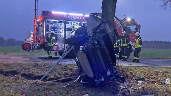 Das Fahrzeug eines Polizeihundeführers steht nach einem Unfall an einem Baum. © HannoverReporter 