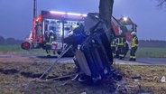 Das Fahrzeug eines Polizeihundeführers steht nach einem Unfall an einem Baum. © HannoverReporter 