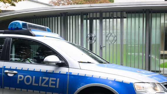 Ein Polizeiauto steht an der Synagoge der Jüdischen Gemeinde Hannover. © picture alliance/dpa Foto: Julian Stratenschulte