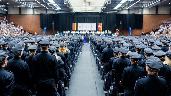 Angehende Polizistinnen und Polizisten des Bachelorstudienjahrgangs der Polizeiakademie Niedersachsen nehmen an ihrer Vereidigungsfeier in Hannover teil. © dpa-Bildfunk Foto: Michael Matthey