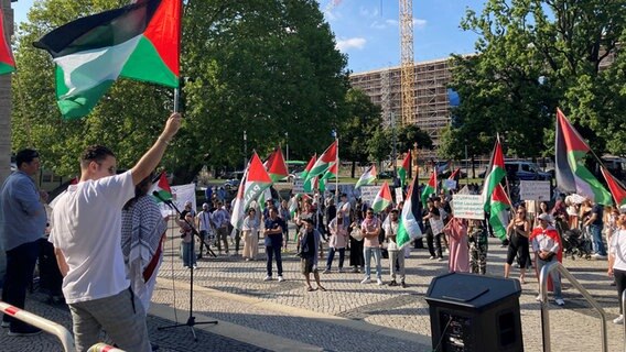 Menschen nehmen an einer pro-palästinensischen Kundgebung vor dem Neuen Rathaus in Hannover teil. © NDR Foto: Martina Thorausch