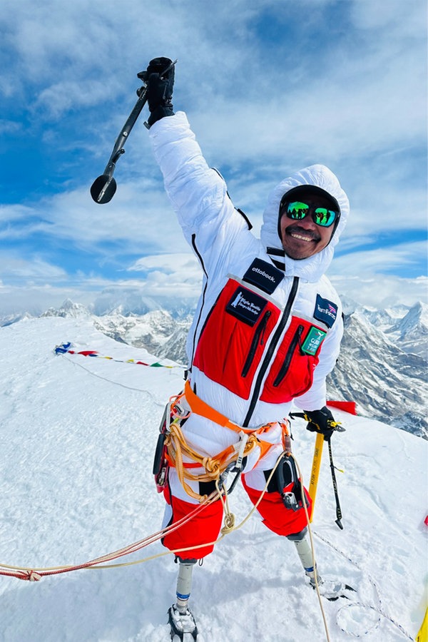 Hari Magar steht auf einem Berggipfel. © Hari Magar Foto: Hari Magar