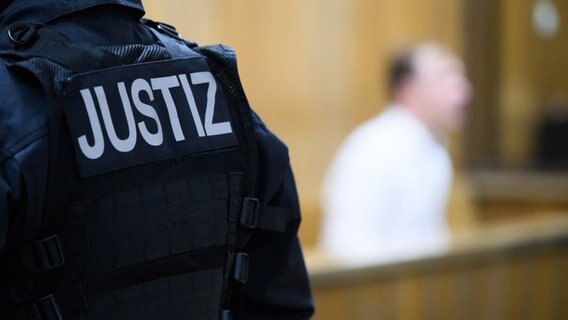 Der Angeklagte sitzt beim Prozessauftakt im Landgericht Hannover. © picture alliance/dpa | Julian Stratenschulte Foto: Julian Stratenschulte